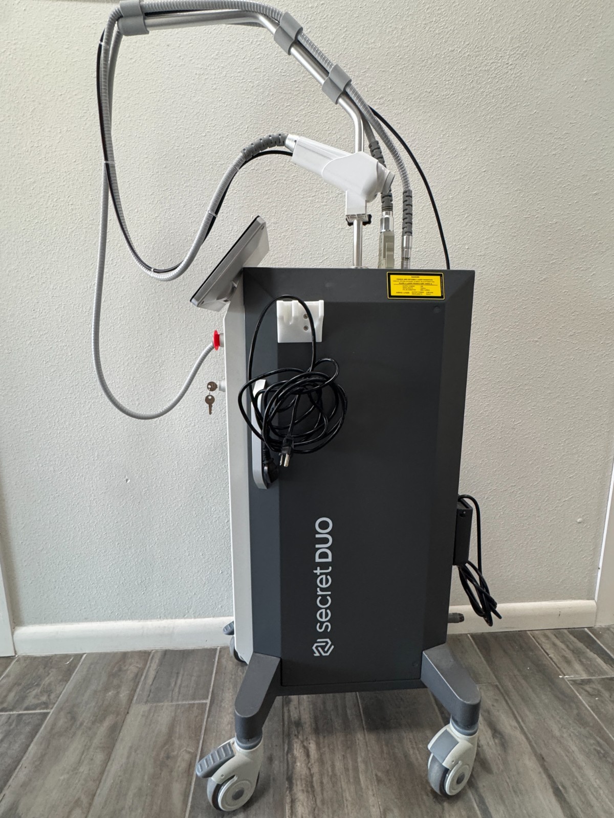 Secret duo RF 2003 great for anti-aging, targets fine lines, scars, large pores