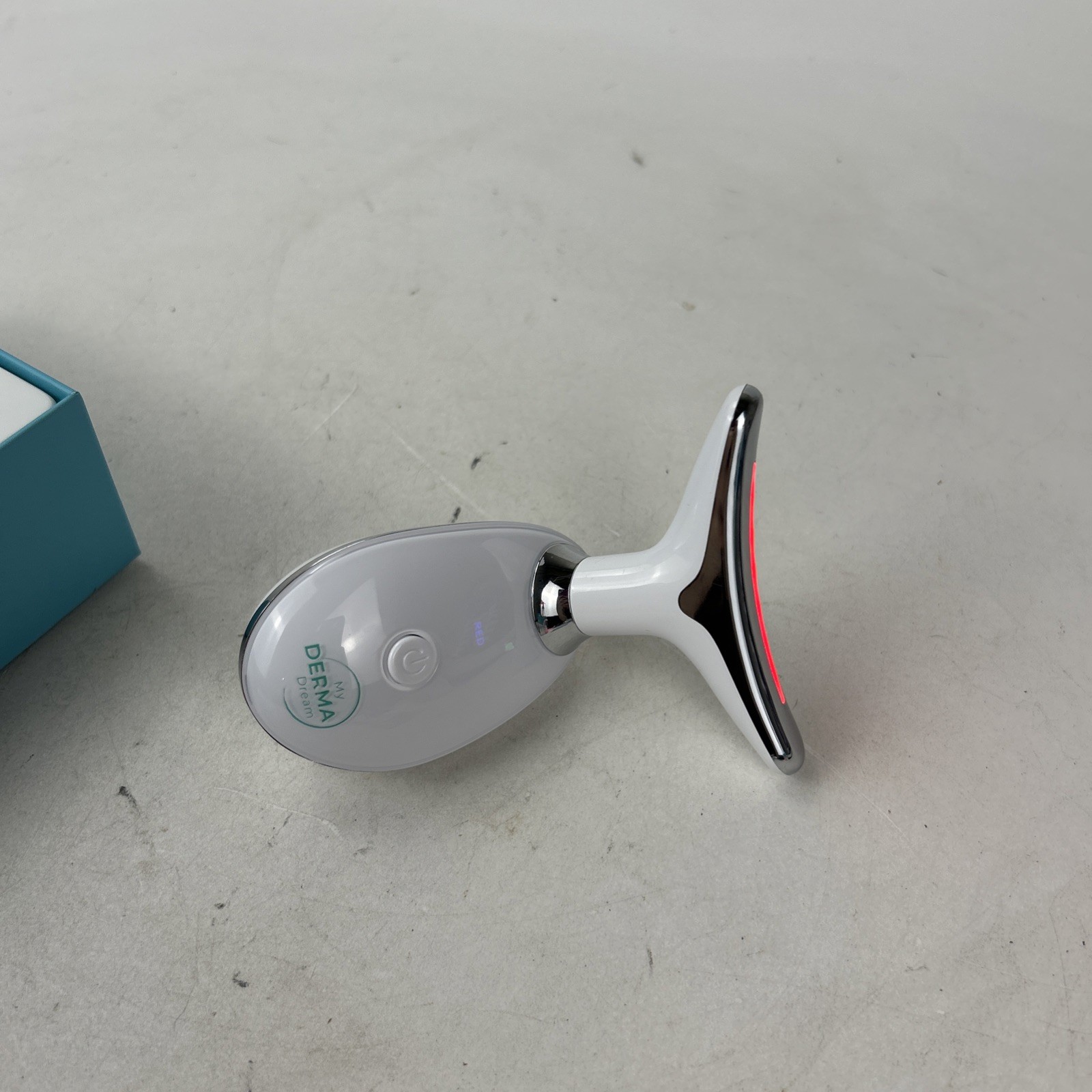 My Derma Dream MyoGlow LED Light Therapy Neck Face Sculpting Device In Box Open